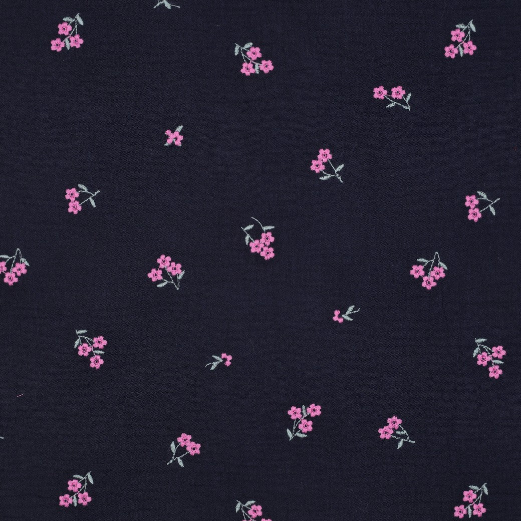 Muslīns-izšūtas puķes uz tumši zila fona 130 g/m²