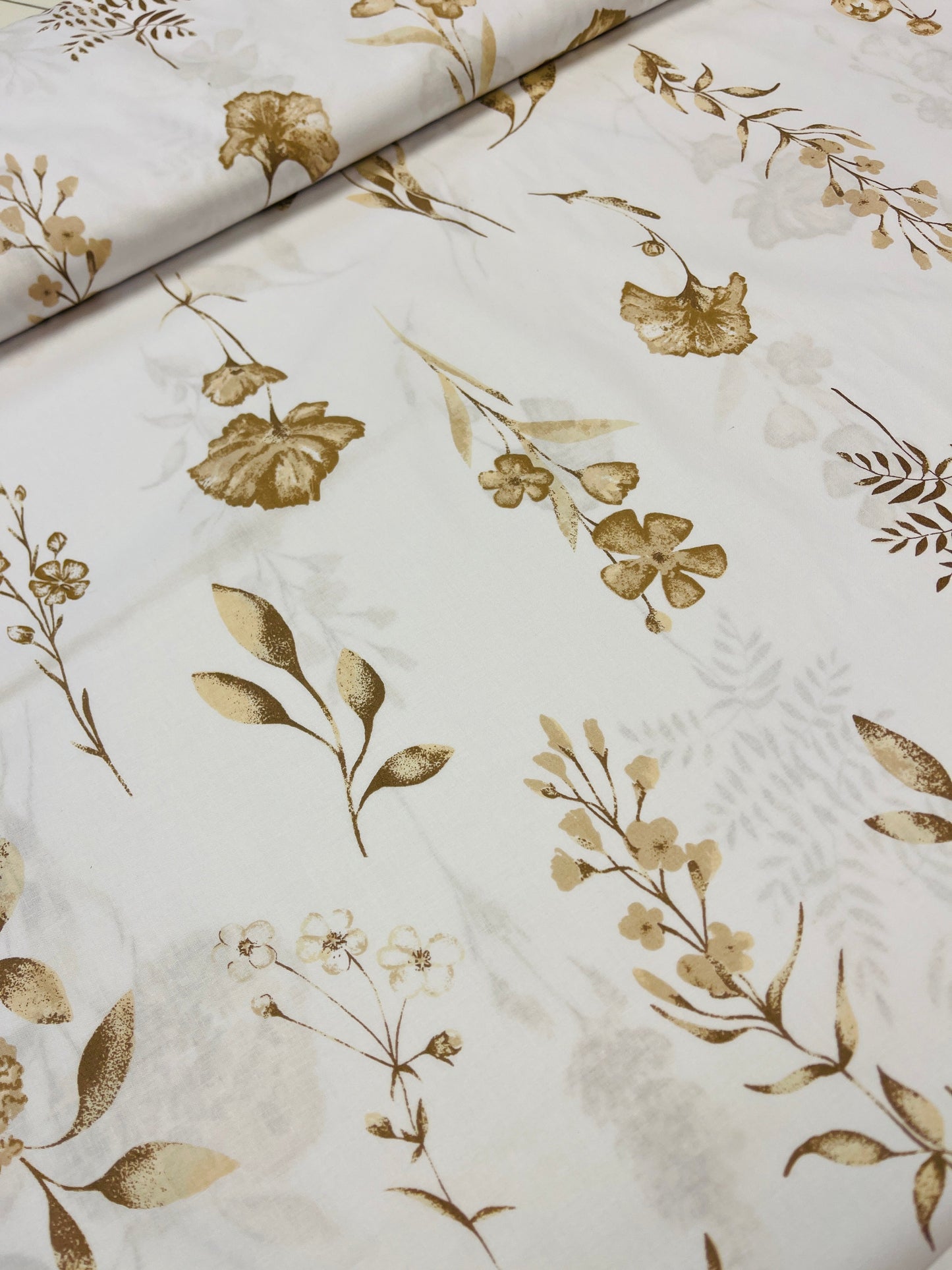 Attēls ar 100% Kokvilnas audums - brūns herbārijs 125 g/m² – pieejams Šarlotes audumi