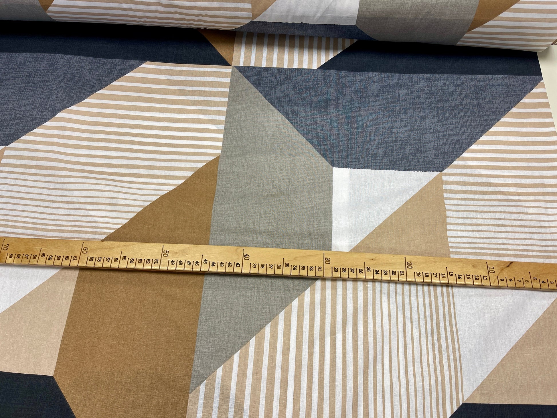 100% Kokvilnas audums - brūns un pelēks raksts 220 cm 146 g/m²