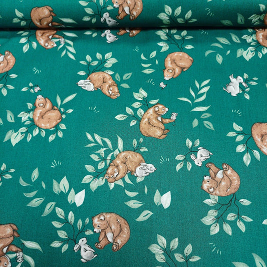 100% Kokvilnas audums - lācis uz zaķis z zaļa fona 125 g/m²