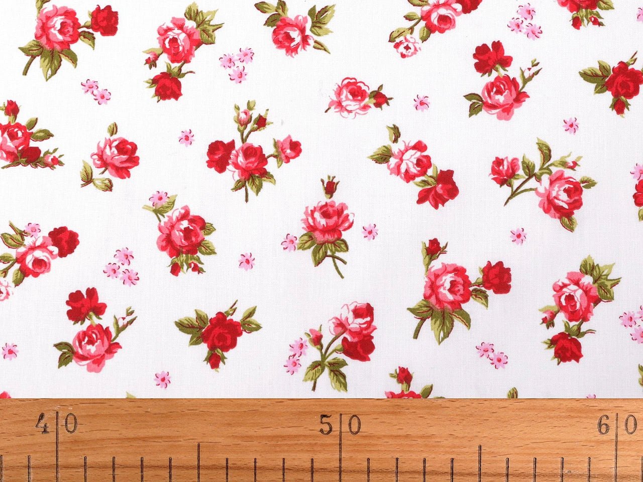 Image de tissu 100 % coton à petites roses noires, 125 g/m² – disponible chez Šarlotes audumi