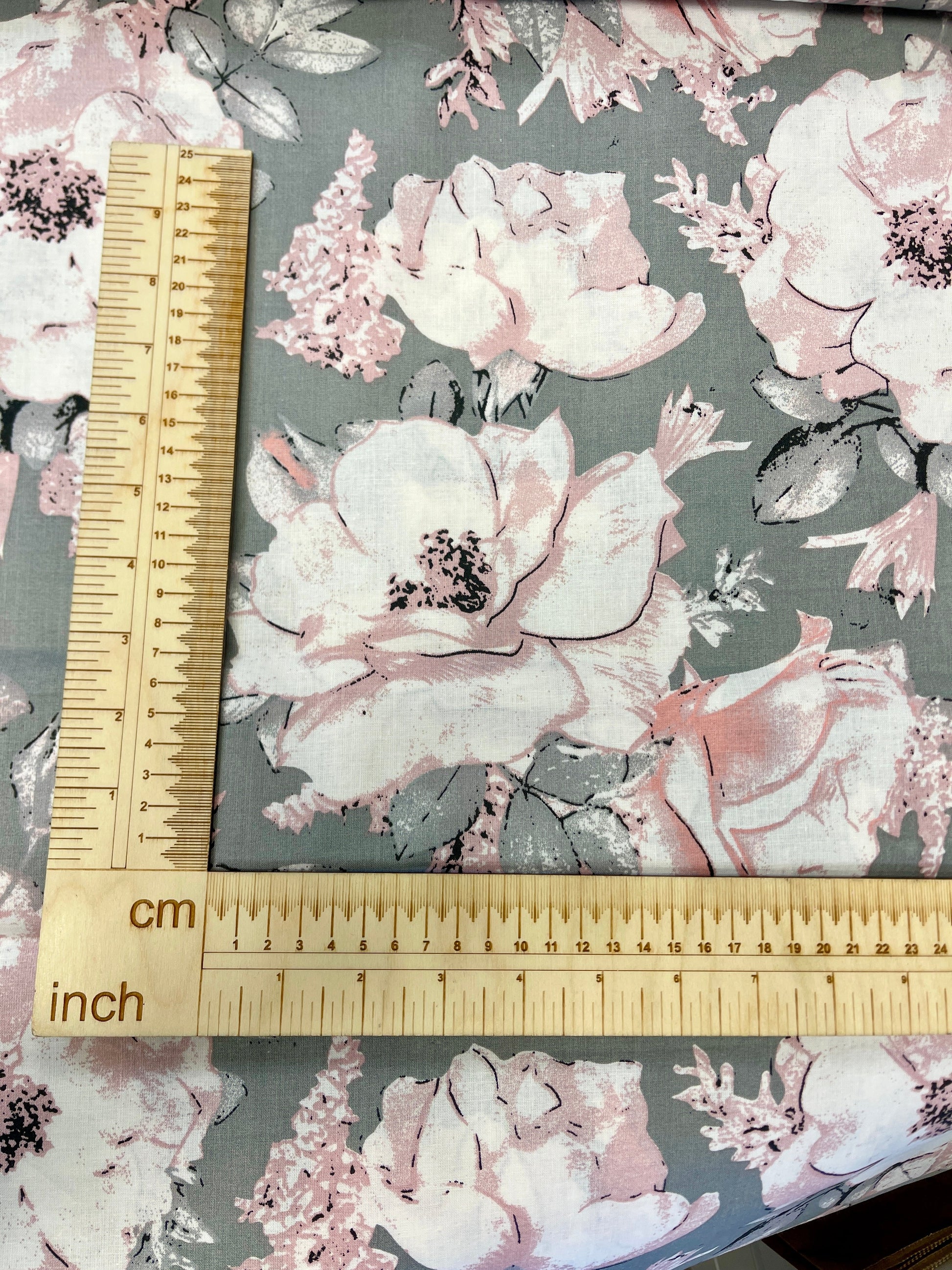 100% Kokvilnas audums - peonijas uz pelēka fona 125 g/m²