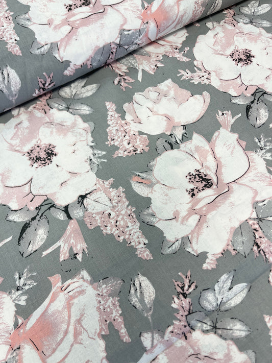 100% Kokvilnas audums - peonijas uz pelēka fona 125 g/m²