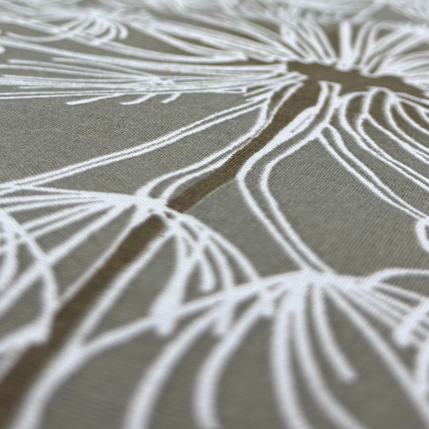 Attēls ar 100% Kokvilnas audums - pieneņu pūkas 220cm 146 g/m² – pieejams Šarlotes audumi