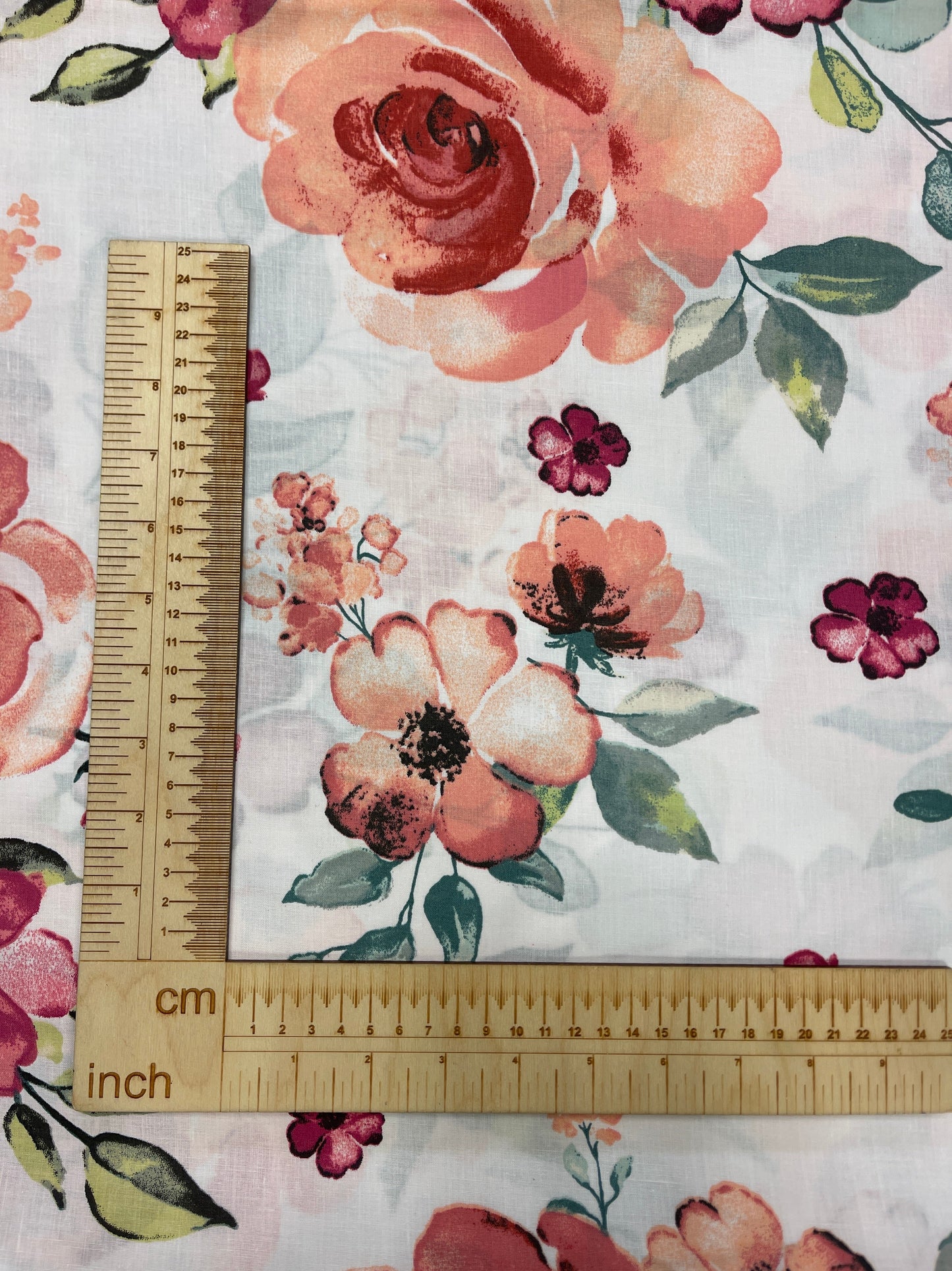 Attēls ar 100% Kokvilnas audums - rozes 125 g/m² – pieejams Šarlotes audumi