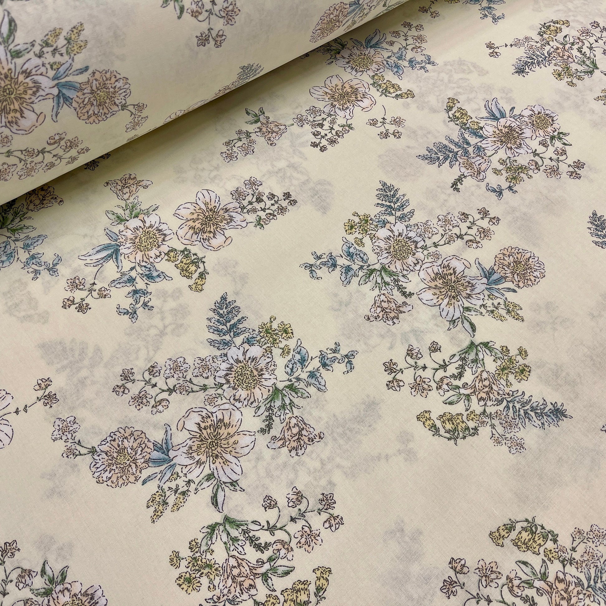 100% Kokvilnas audums - ziedi uz krēmīga fona fona 220 cm 146 g/m²