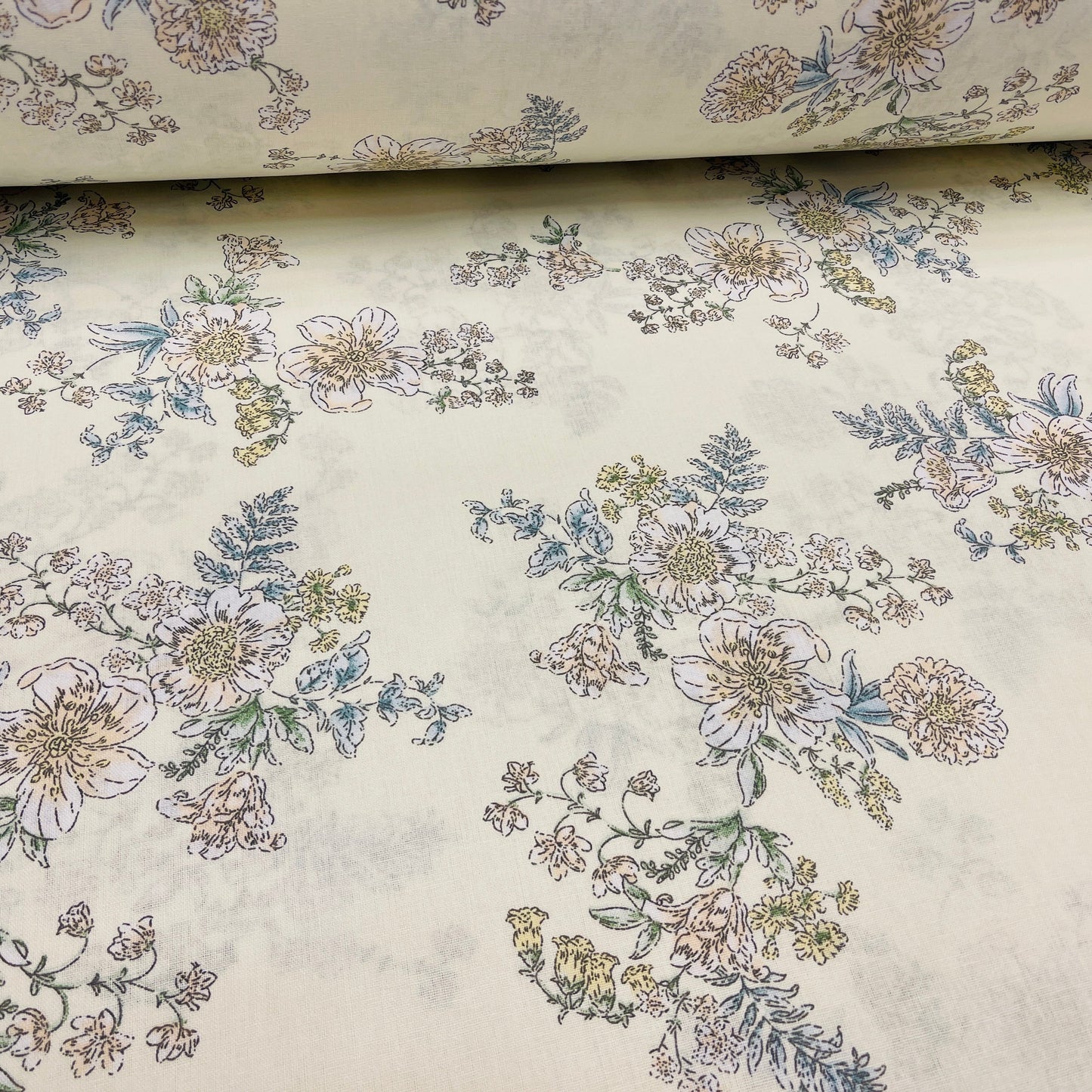 100% Kokvilnas audums - ziedi uz krēmīga fona fona 220 cm 146 g/m²