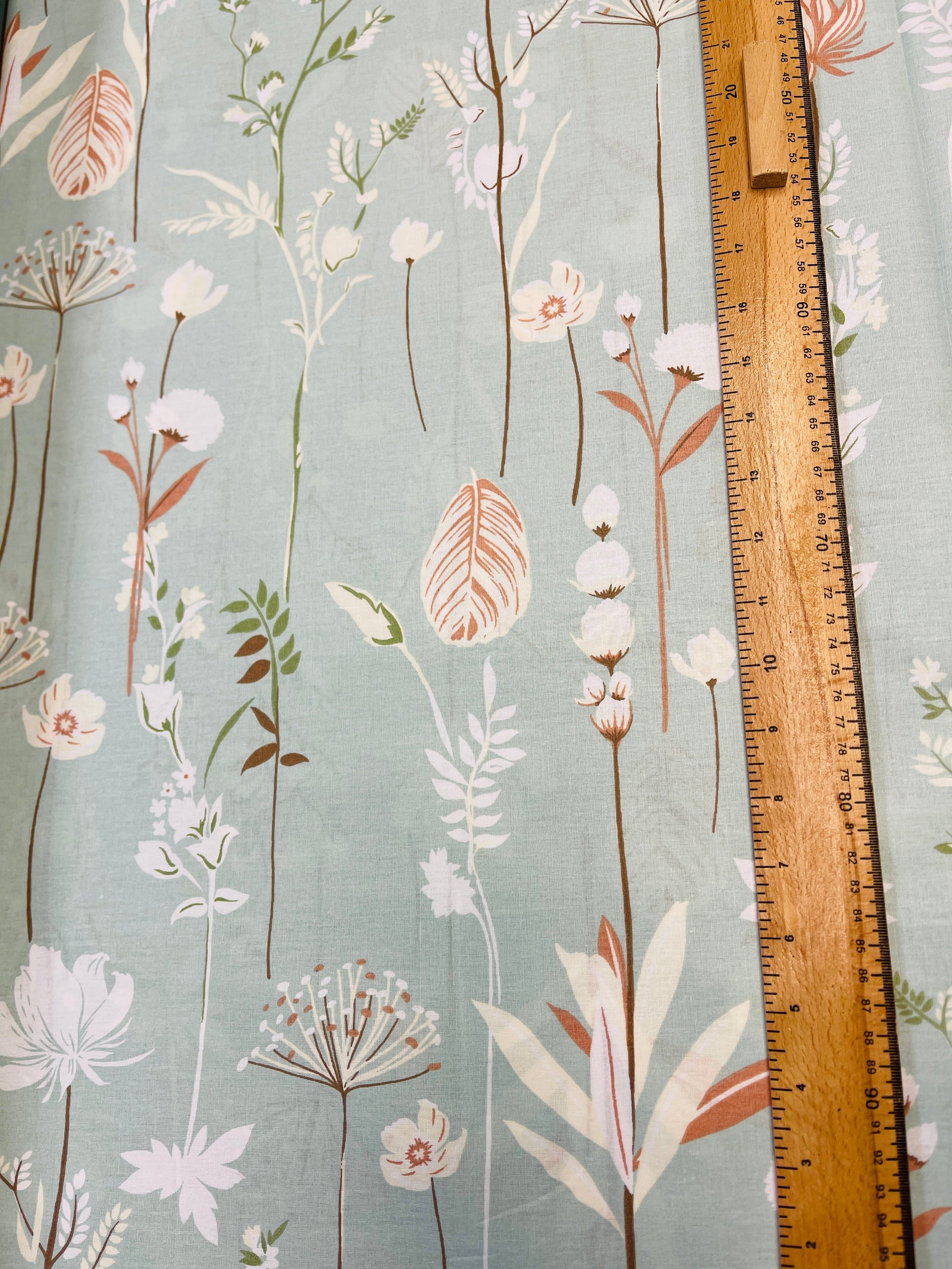 100% Kokvilnas audums - ziedi uz maiga pipermētu fona 220 cm 146 g/m²