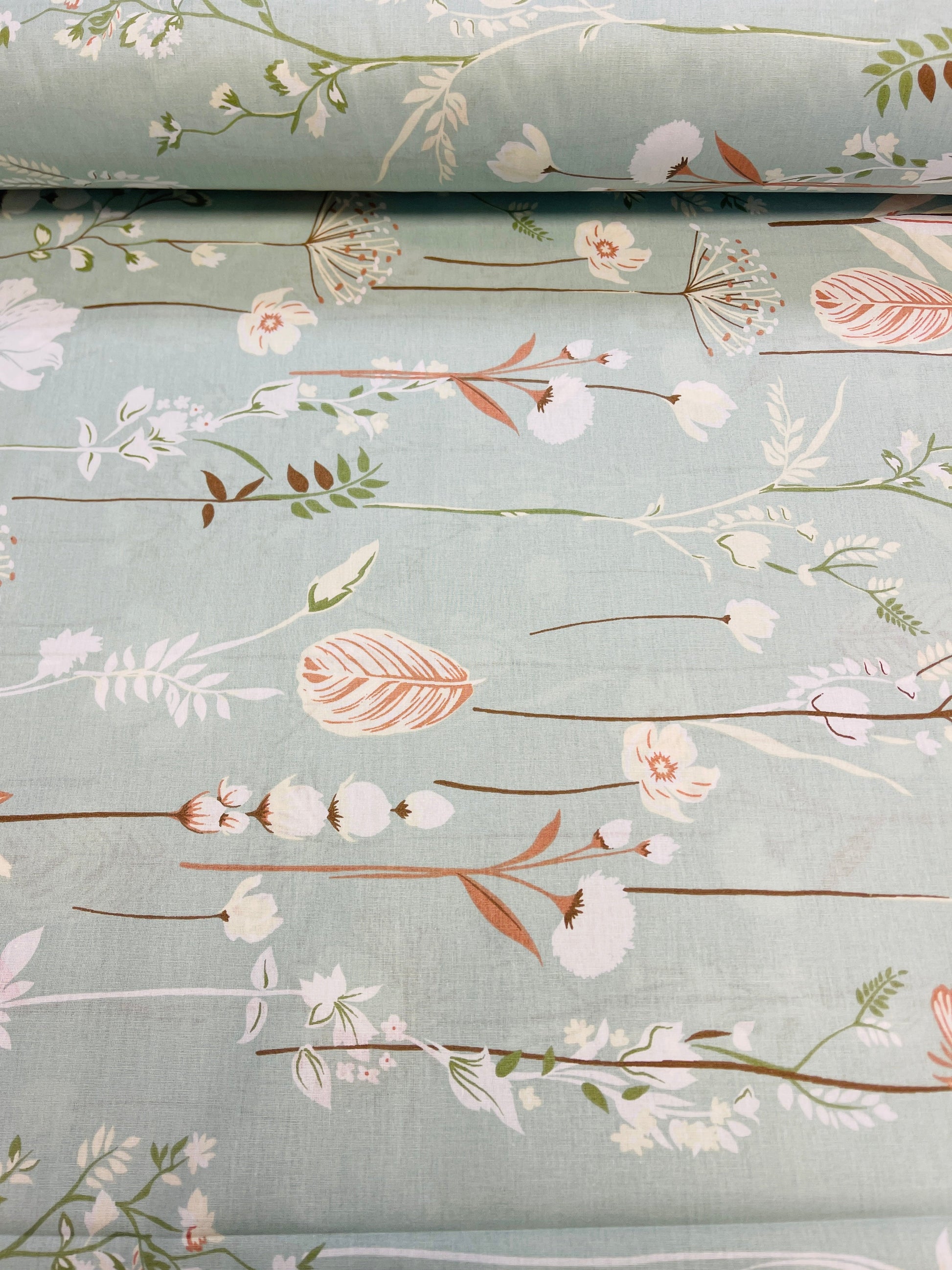 100% Kokvilnas audums - ziedi uz maiga pipermētu fona 220 cm 146 g/m²