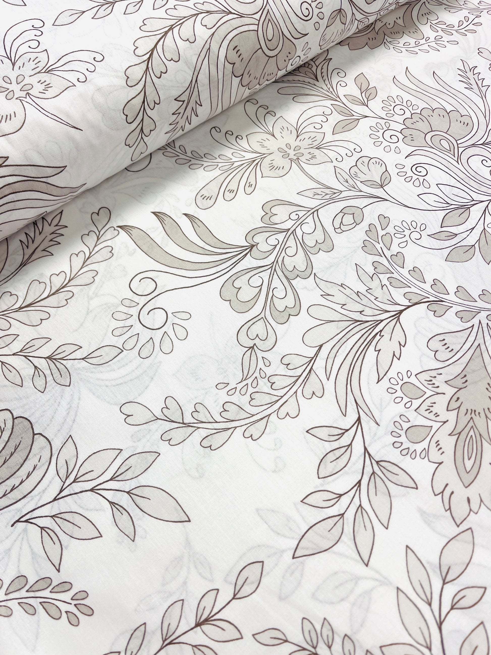 100% Kokvilnas audums - ziedu kontūras 220 cm 125 g/m²