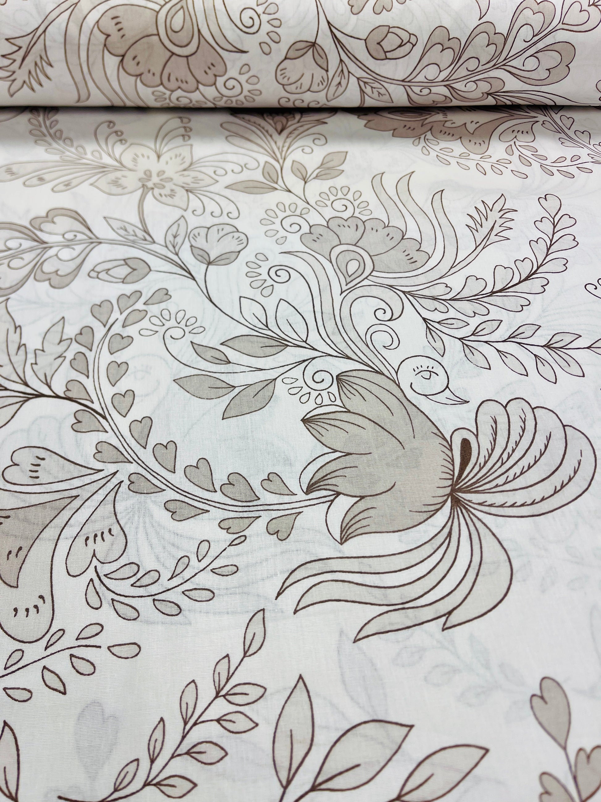 100% Kokvilnas audums - ziedu kontūras 220 cm 125 g/m²