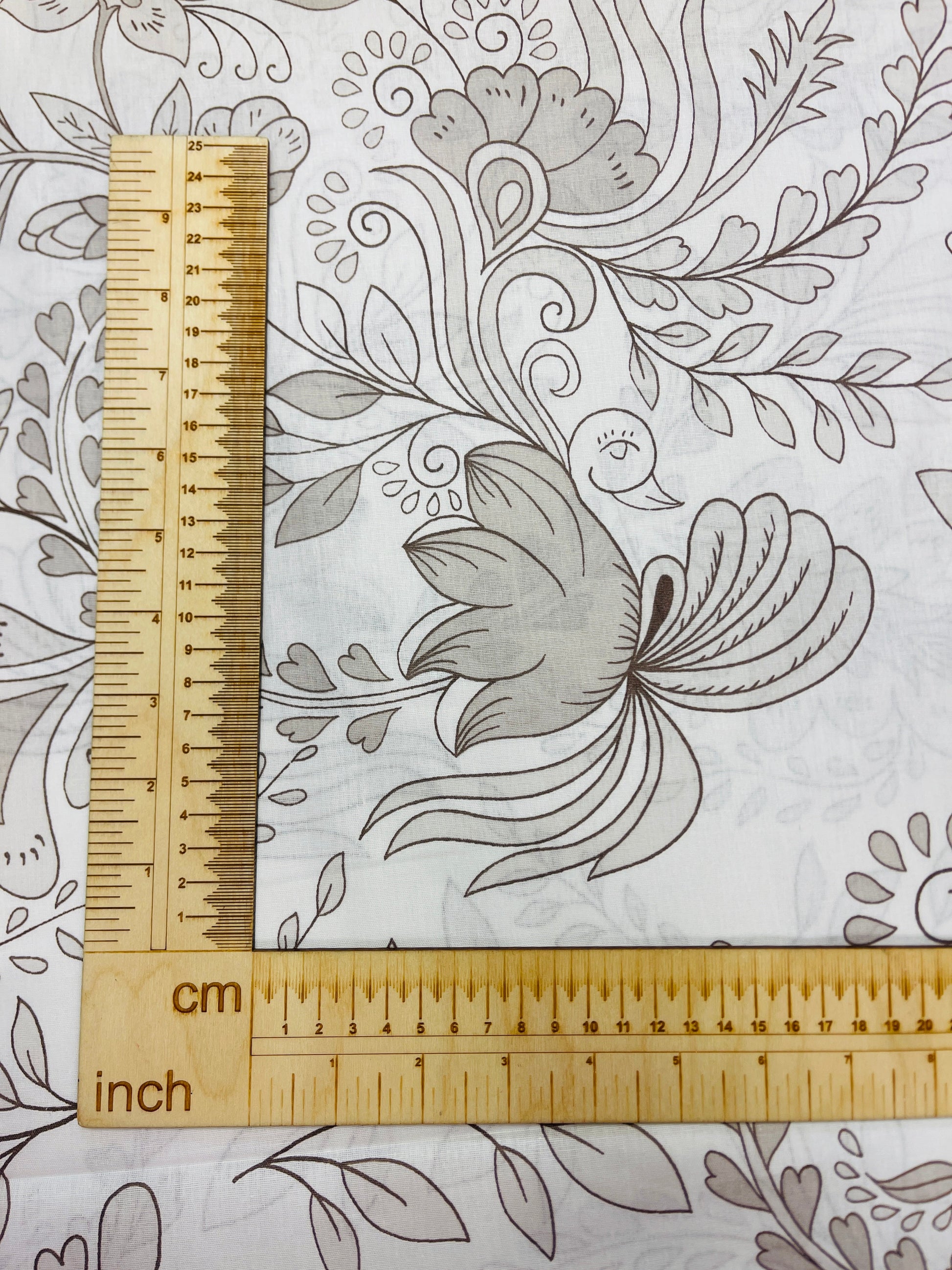 100% Kokvilnas audums - ziedu kontūras 220 cm 125 g/m²