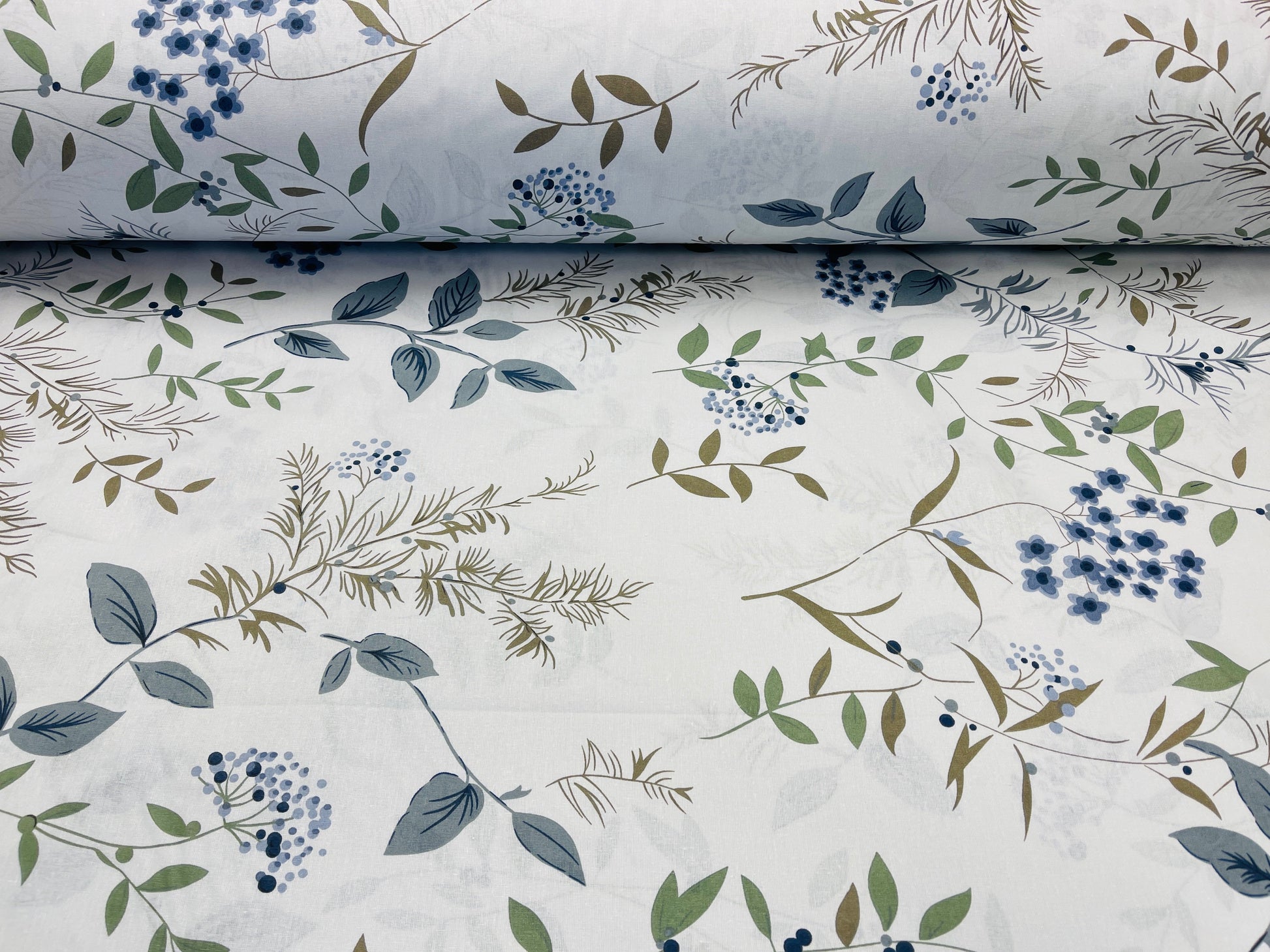 100% Kokvilnas audums - ziedu un lapu motīvs uz maigi pelēcīga fona 220cm 146 g/m²