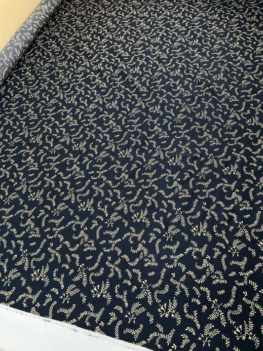 Attēls ar 100% Viskozes audums - bēšas lapiņas uz tumši zila 96 g/m² – pieejams Šarlotes audumi