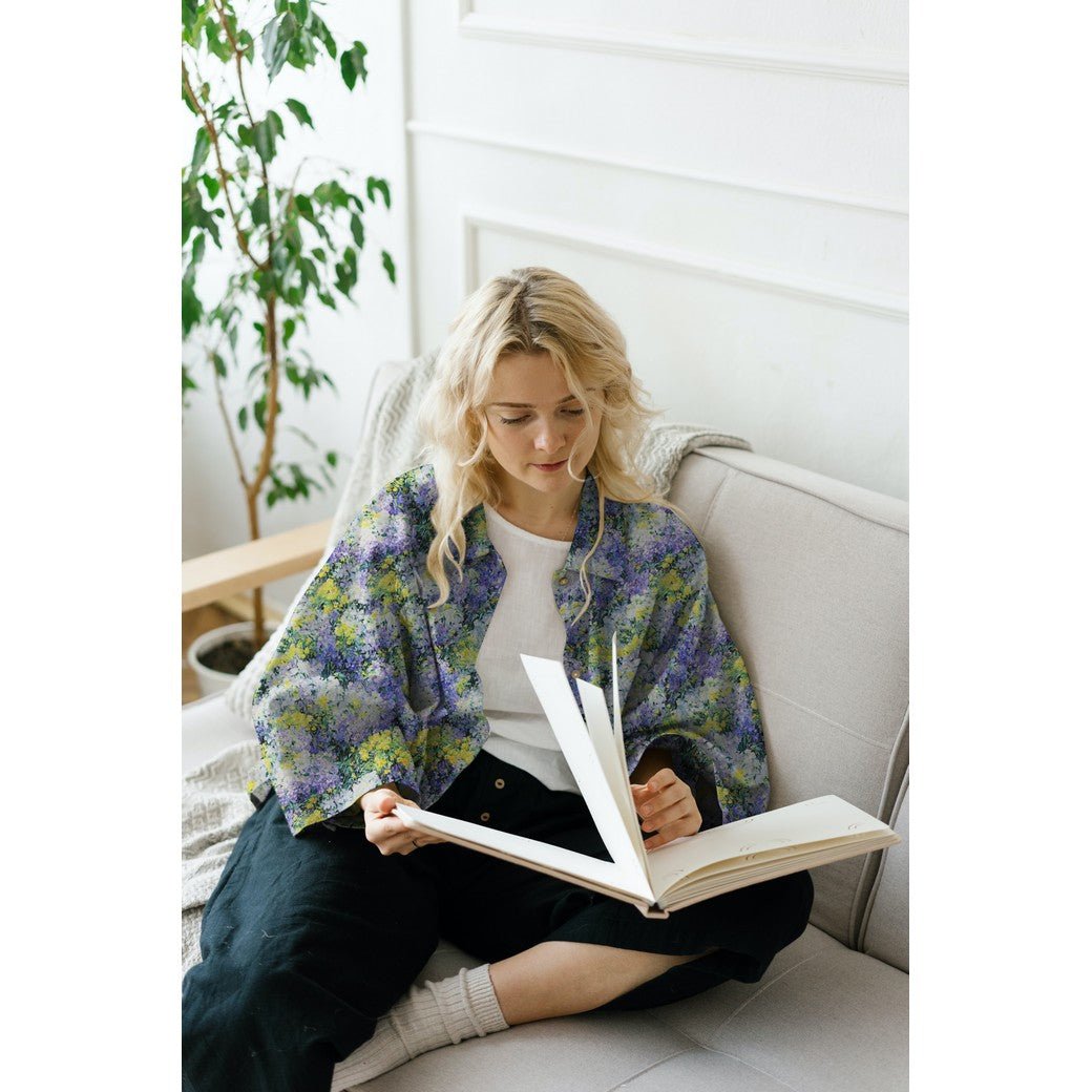 Attēls ar 100% Viskozes audums - ceriņi un mimozas 135 g/m² – pieejams Šarlotes audumi