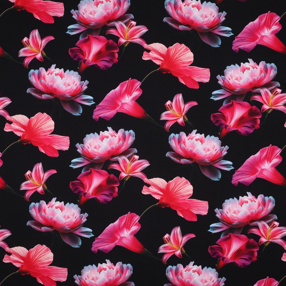 100% Viskozes audums - rozā ziedi uz melna fona 110 g/m²