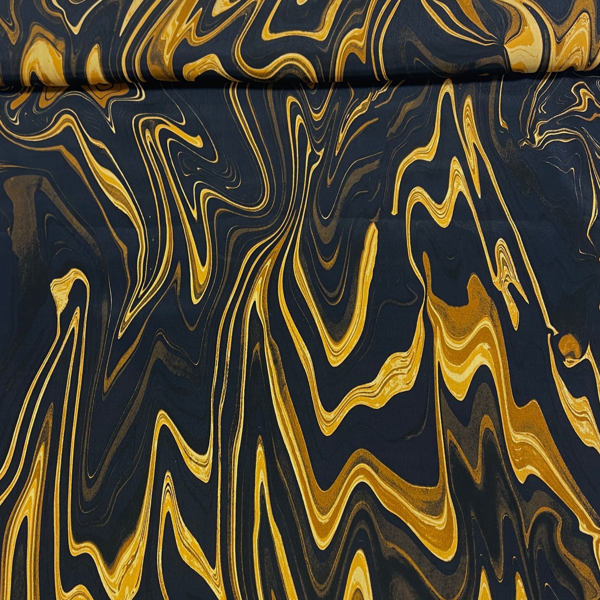 Attēls ar 100% Viskozes audums - zeltains abstrakts raksts 96 g/m² – pieejams Šarlotes audumi