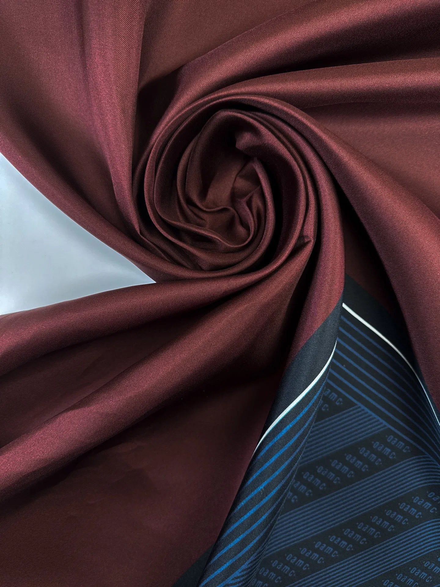 100% Zīda audums - bordo ar grafisku dizainu 80 g/m²