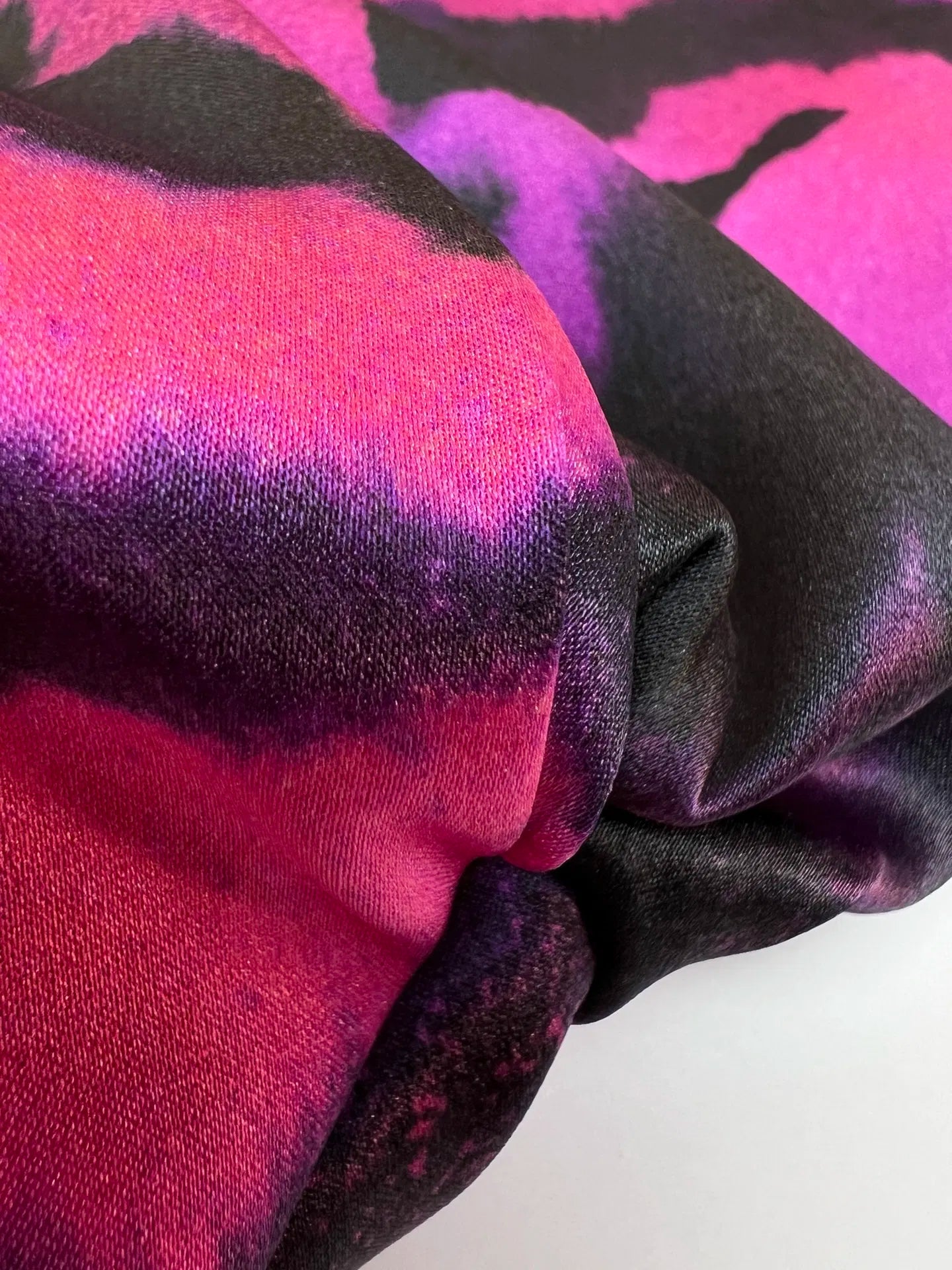 100% Zīda satīns - dzīvnieku raksts uz fuksijas fona 80 g/m²