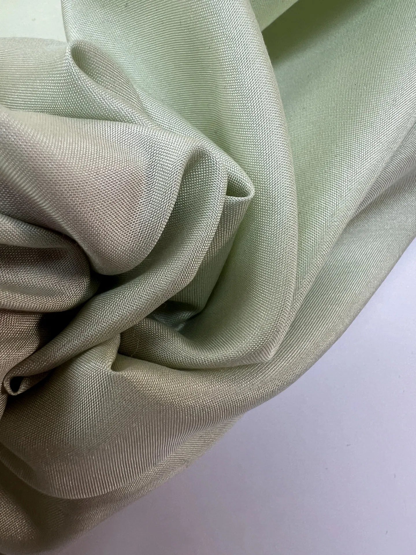 100% Zīda satīns - pasteļu zalš 50 g/m²