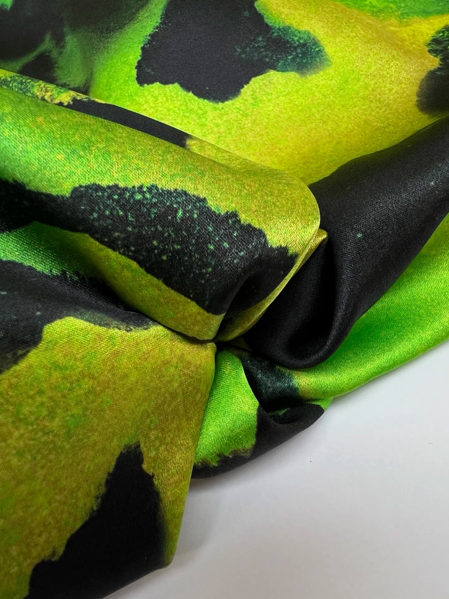 100% Zīda satīns - raksts uz zaļa fona 80 g/m²