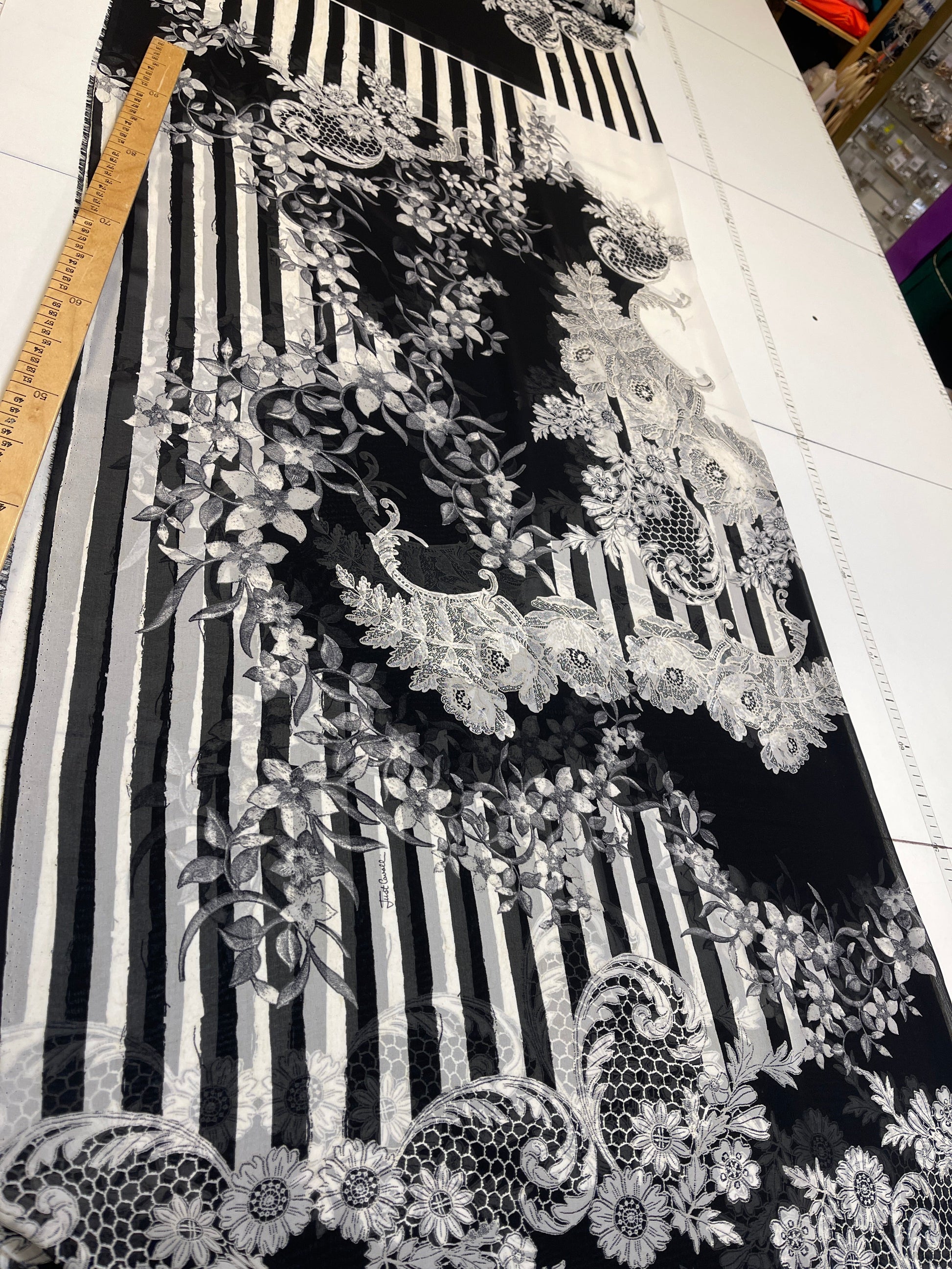 Attēls ar 100% Zīda šifona panelis - balts elegants raksts uz melna 40 g/m² 1.5 m x1,40 m – pieejams Šarlotes audumi