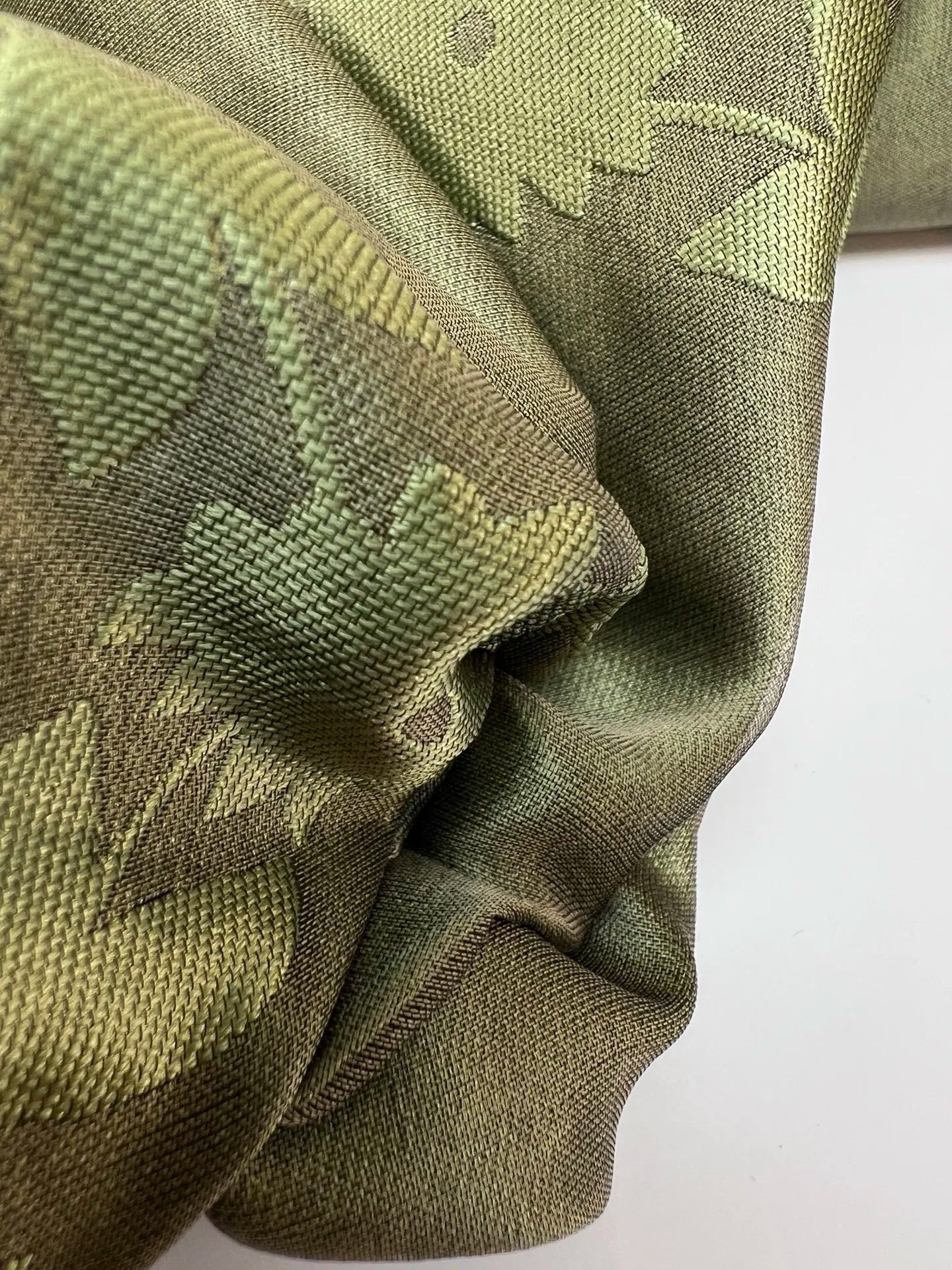 100% Zīda žakards - zaļš lapu motīvs 105 g/m²