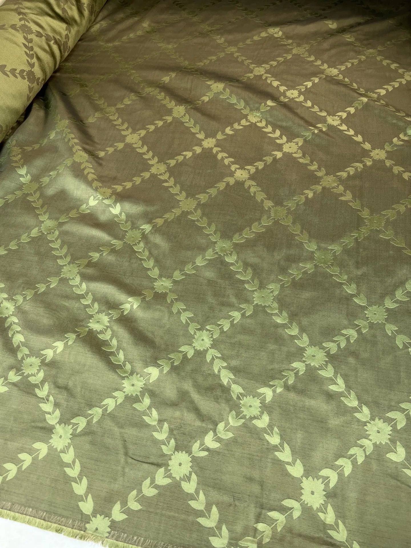 100% Zīda žakards - zaļš lapu motīvs 105 g/m²