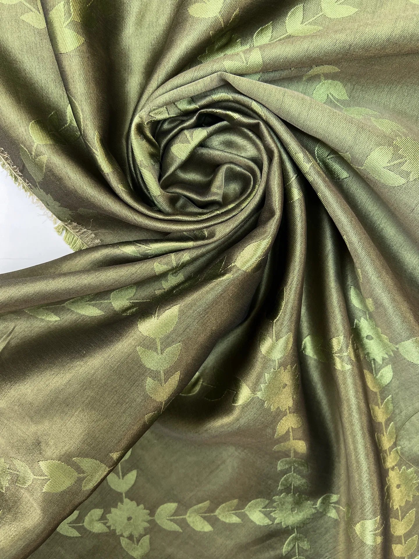 100% Zīda žakards - zaļš lapu motīvs 105 g/m²