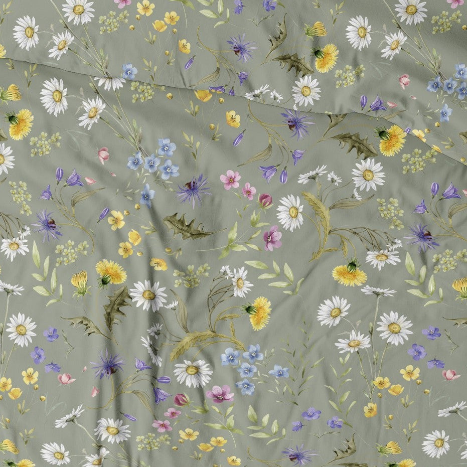 100% medvilninis audinys – pievų gėlės ant žalio fono 125 g/m²