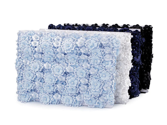 Mežģīņu lenta ar 3D ziediem un pērlīti 30 mm-balta