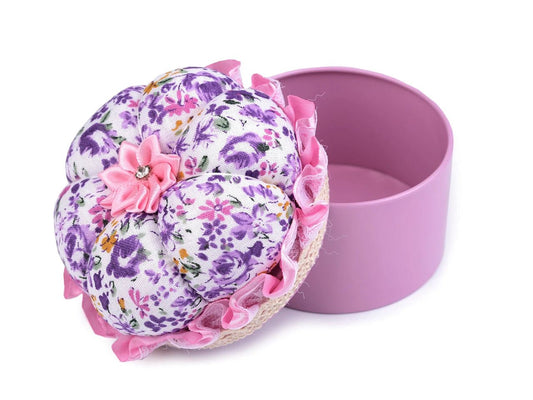 Adatu spilventiņš - kniepadatu turētājs kārbiņā - lillā ziedi