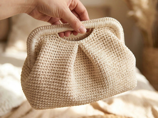 Attēls ar Alumīnija somas rāmis ar zelta aizdari 20 × 19 cm – pieejams Šarlotes audumi