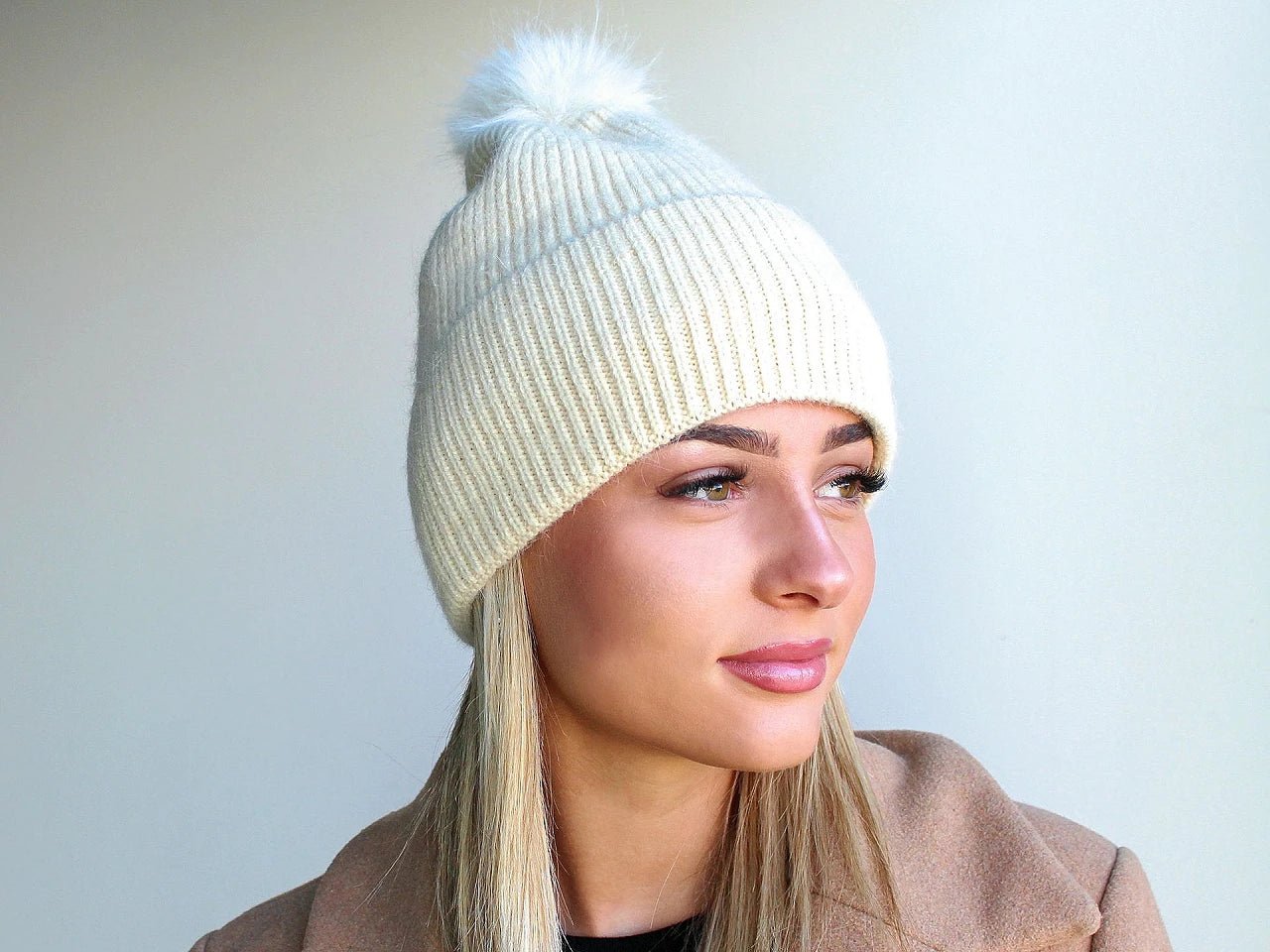 Attēls ar Bumbulis cepurēm ar cilpu Ø8 cm|dažādu toņu – pieejams Šarlotes audumi