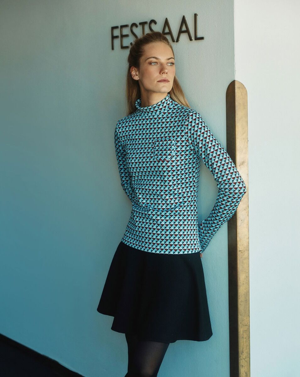 Attēls ar Burda Style 11/2025 - ENG – pieejams Šarlotes audumi