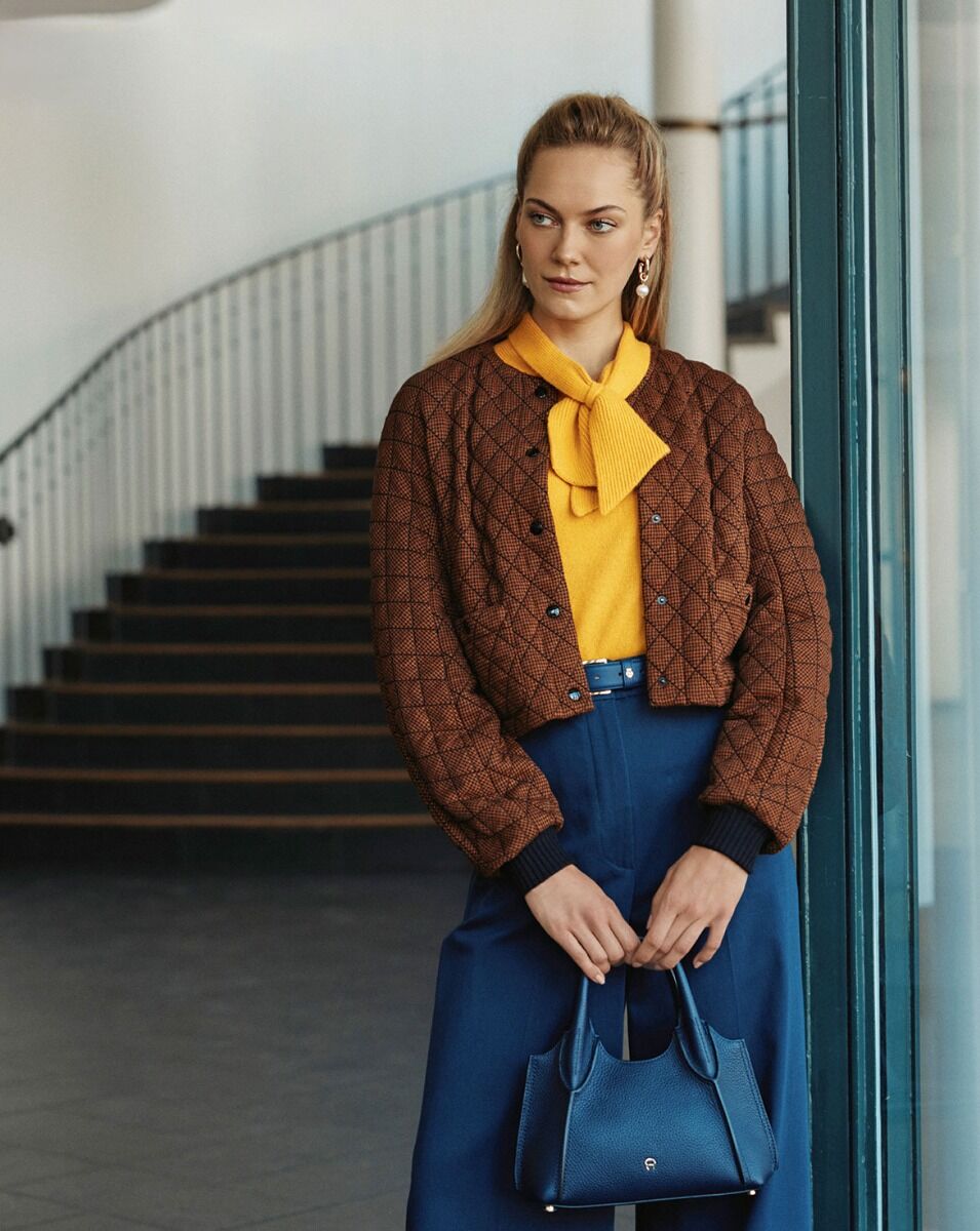 Attēls ar Burda Style 11/2025 - ENG – pieejams Šarlotes audumi