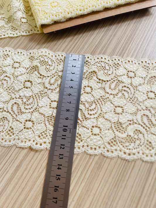 Attēls ar Elastīga mežģīne 13 cm - dzeltena – pieejams Šarlotes audumi