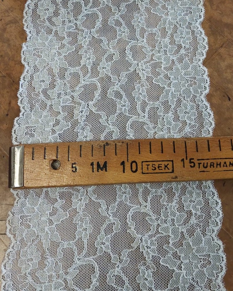Attēls ar Elastīga mežģīne 17 cm- balta – pieejams Šarlotes audumi
