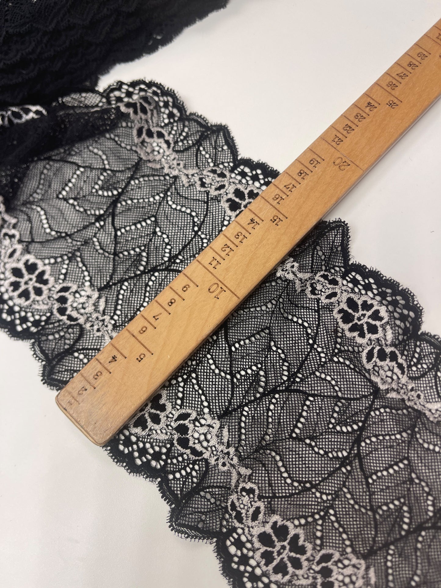 Image of elastic lace, 18 cm, black with white flowers – available online at Šarlotes audumi