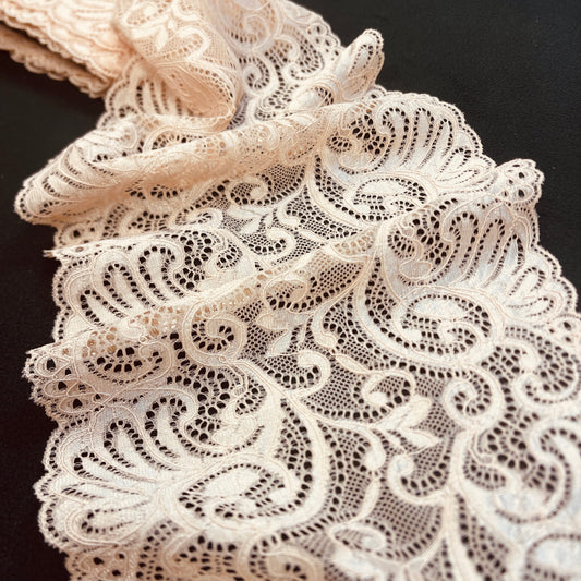 Image avec dentelle élastique 20 cm - latte – disponible chez Šarlotes audumi