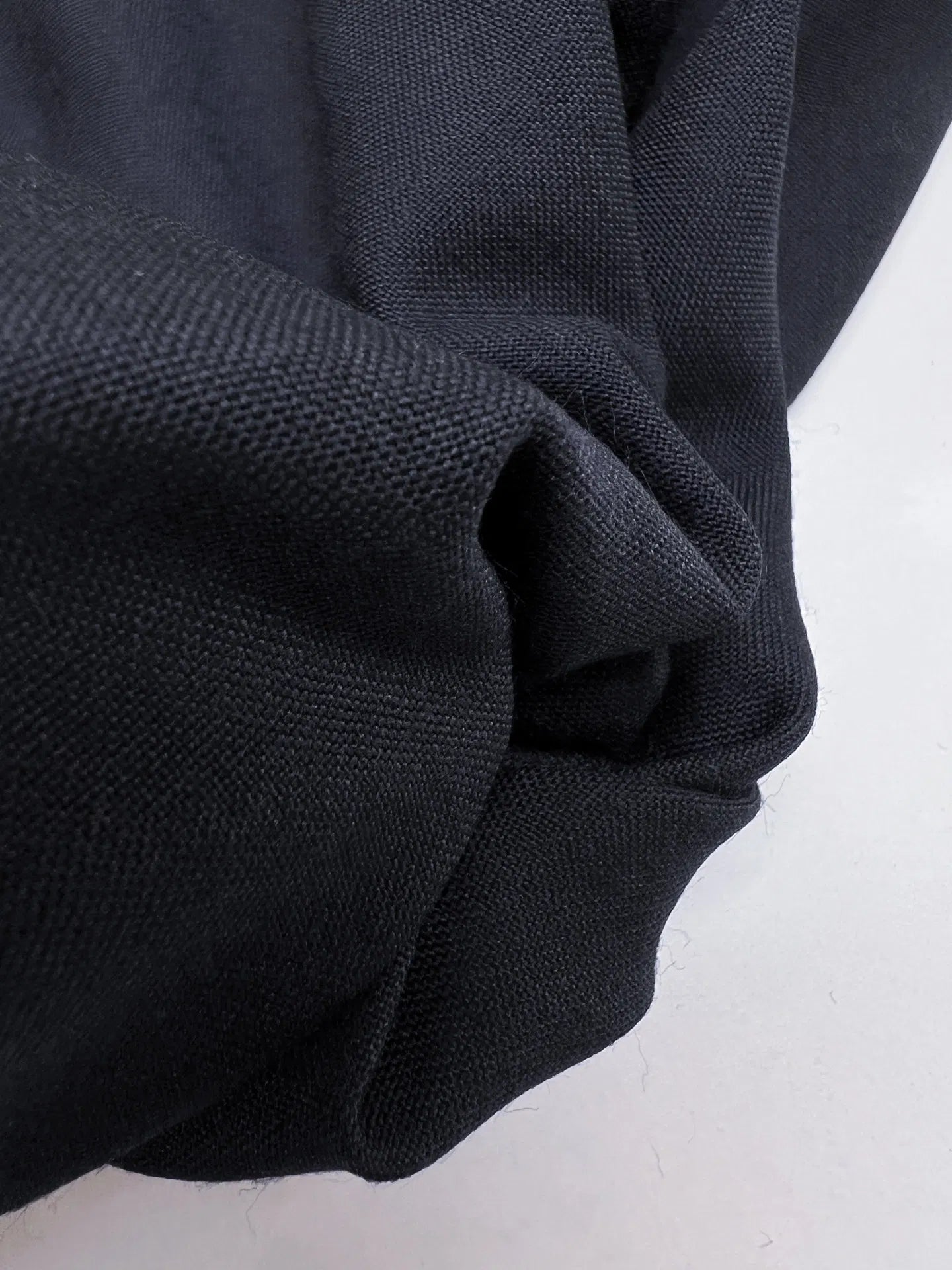 Itālijas kleitu un blūžu audums | 57% vilna | 43% poliesters | 155 g/m² | 147 cm | Tumši zils