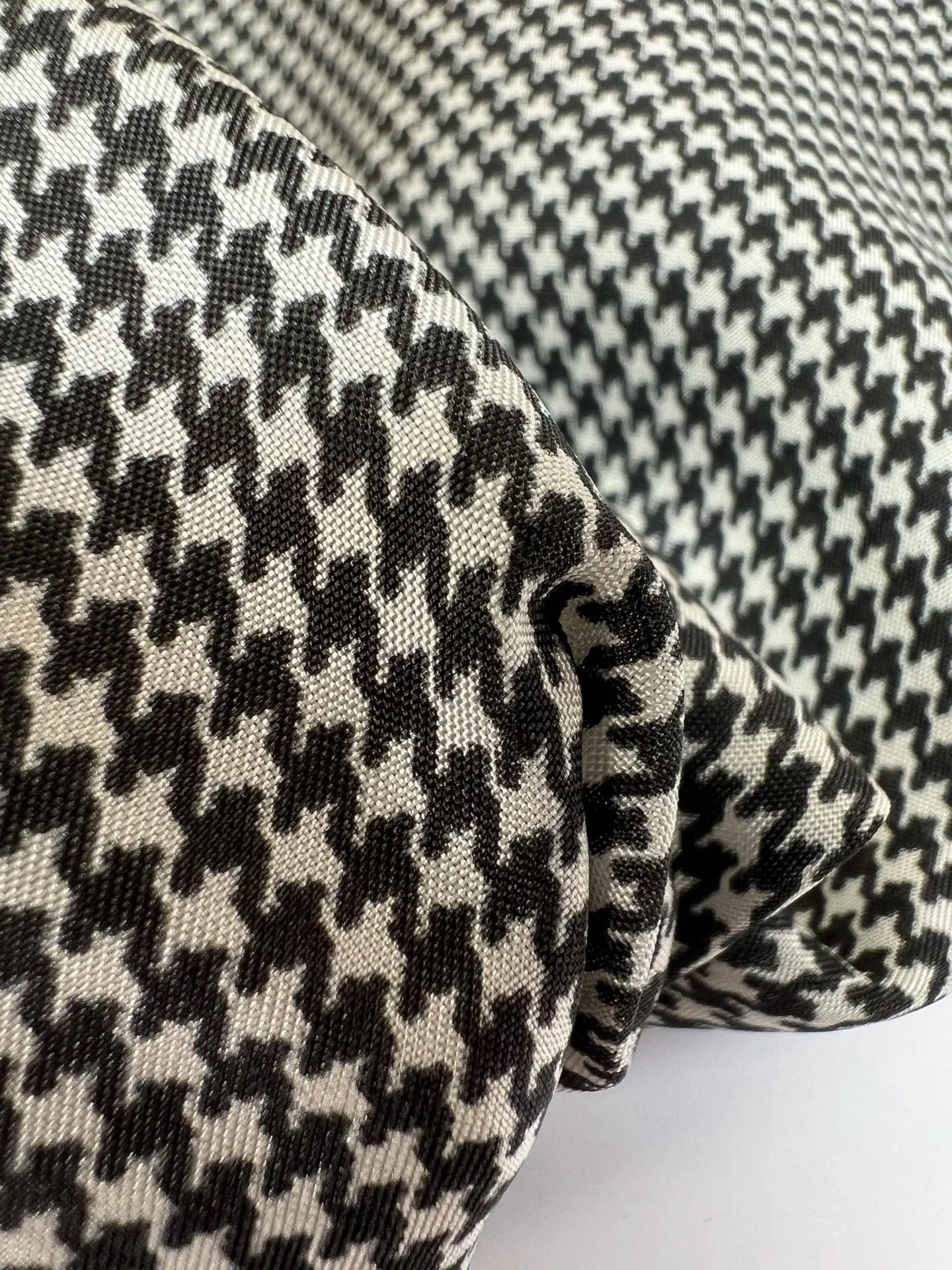 Itālijas kleitu un blūžu audums | 58% zīds | 42% viskoze | 95 g/m² | 147 cm