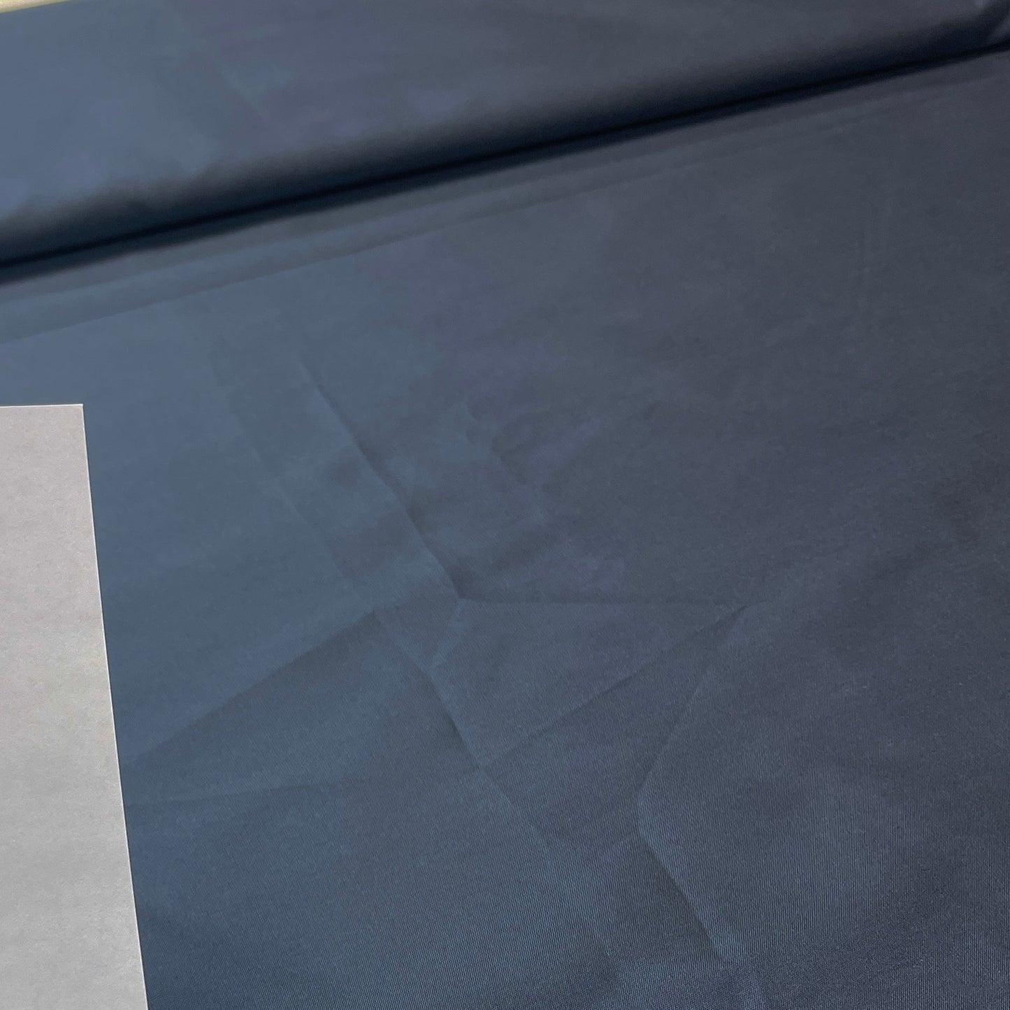 Attēls ar Itālijas poliamīda un zīda audums – pelēks | 53% zīds, 47% poliamīds | 100 g/m² | 140 cm – pieejams Šarlotes audumi