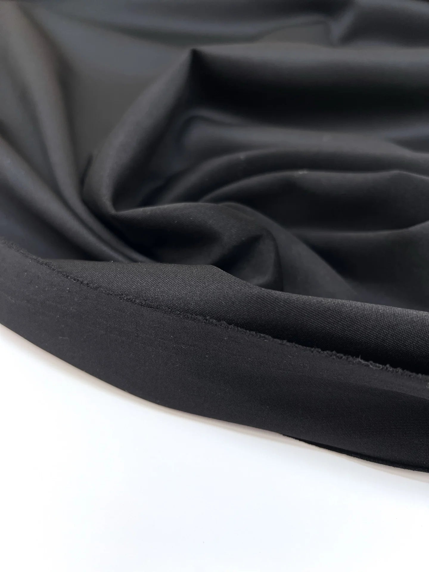 Attēls ar Itālijas tvila kostīmaudums ar elastību – melns | 67% poliamīds, 18% zīds, 15% elastāns | 255 g/m² | 144 cm – pieejams Šarlotes audumi