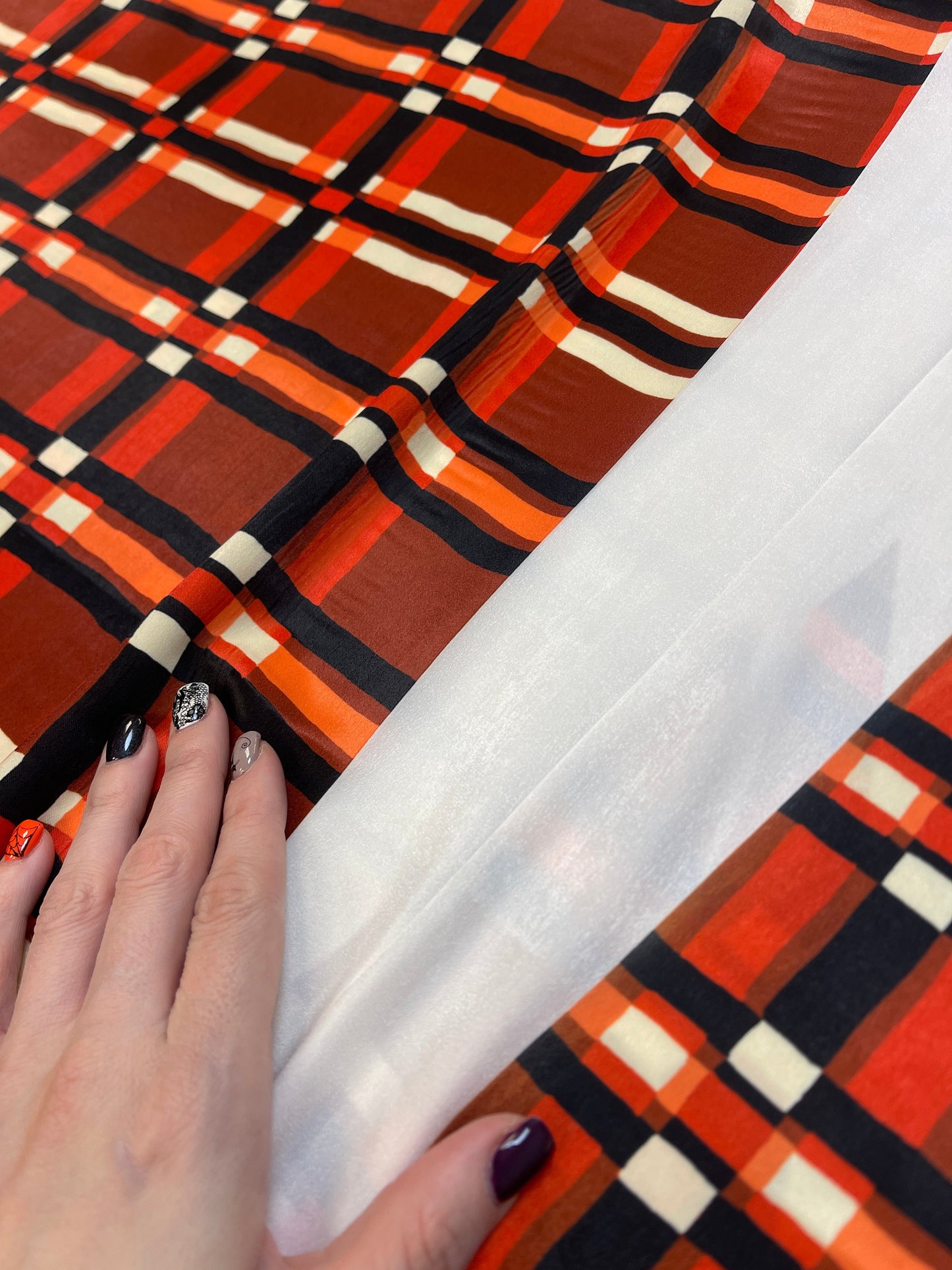 Attēls ar Itāļu satīna audums rūtains raksts | 140 cm | ar defektu – pieejams Šarlotes audumi