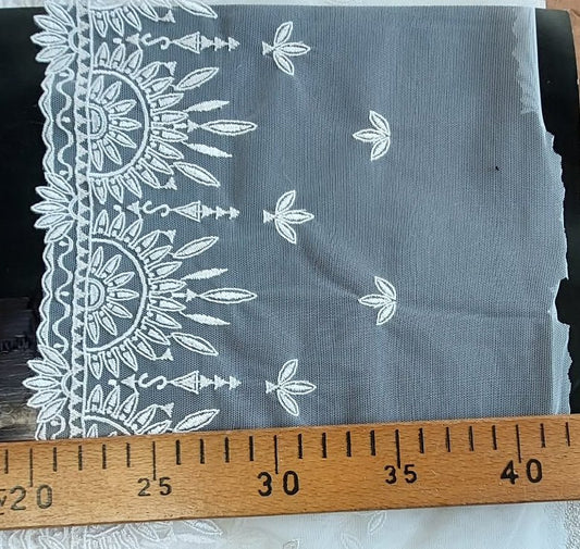 Image of embroidered lace on tulle, 20 cm, porcelain white – available online at Šarlotes audumi
