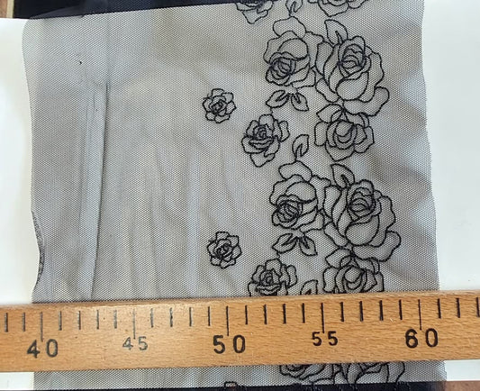 Image of embroidered lace on tulle, 25 cm, deep black – available online at Šarlotes audumi