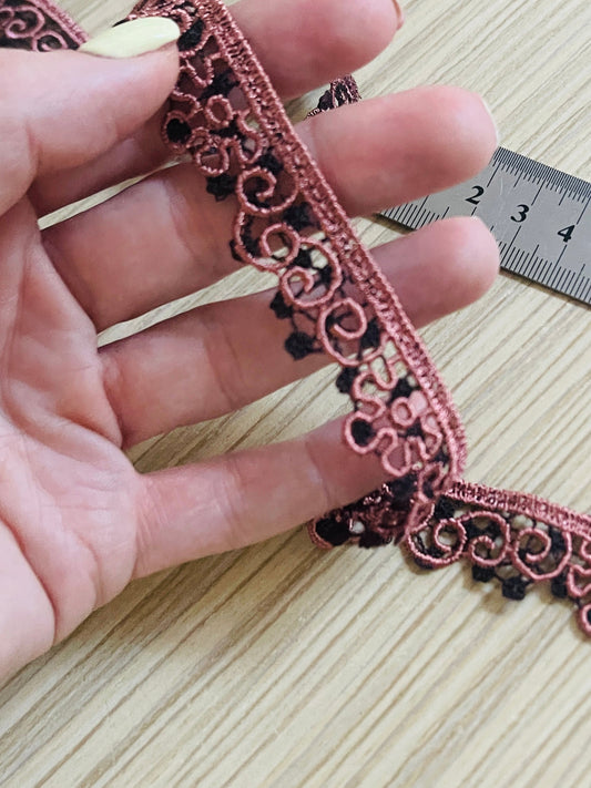 Attēls ar Izšūta mežģīnes lenta 1.5 cm - brūni rozā ar melnu – pieejams Šarlotes audumi