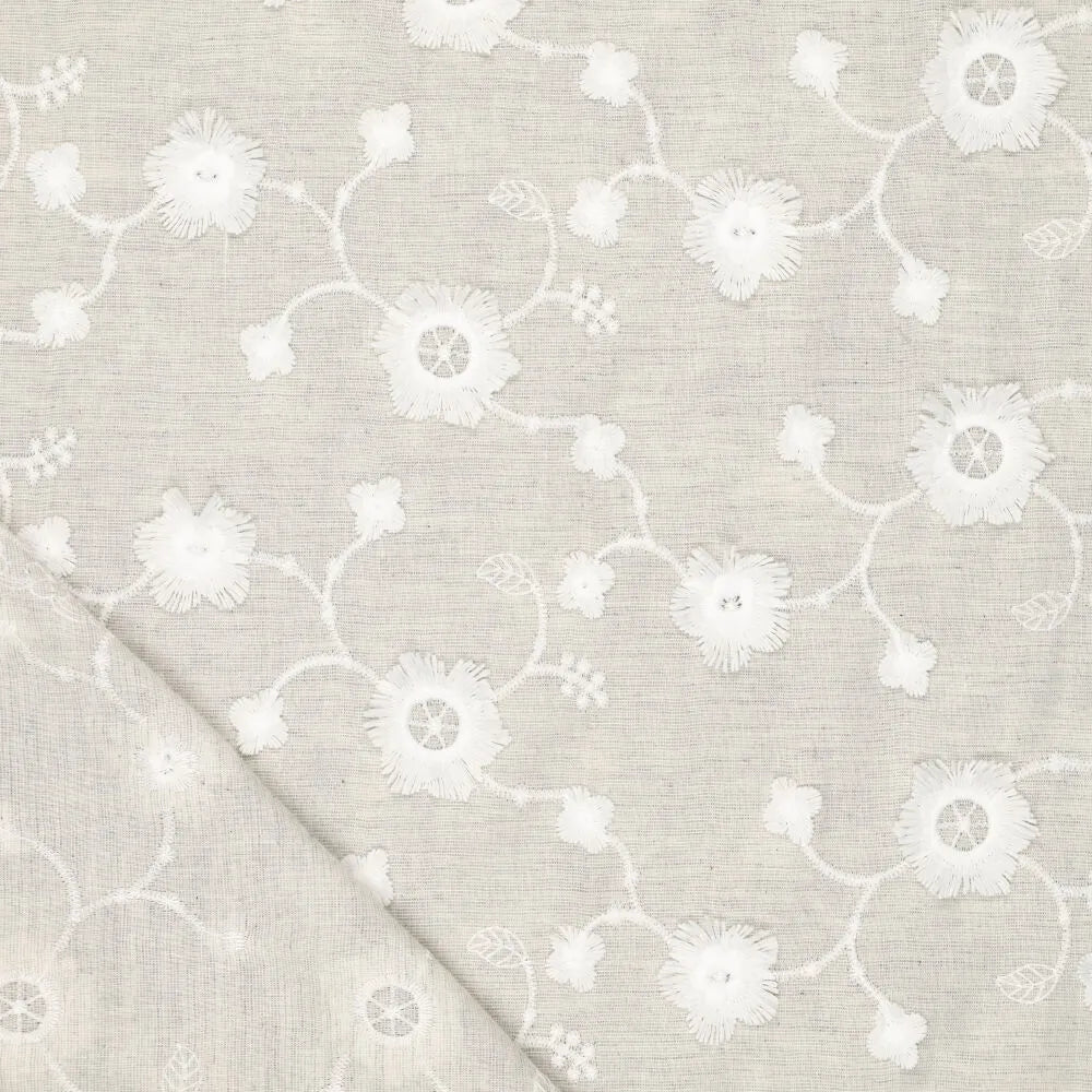 Izšūts kokvilnas audums - balti ziedi uz dabīga fona 120 g/m²