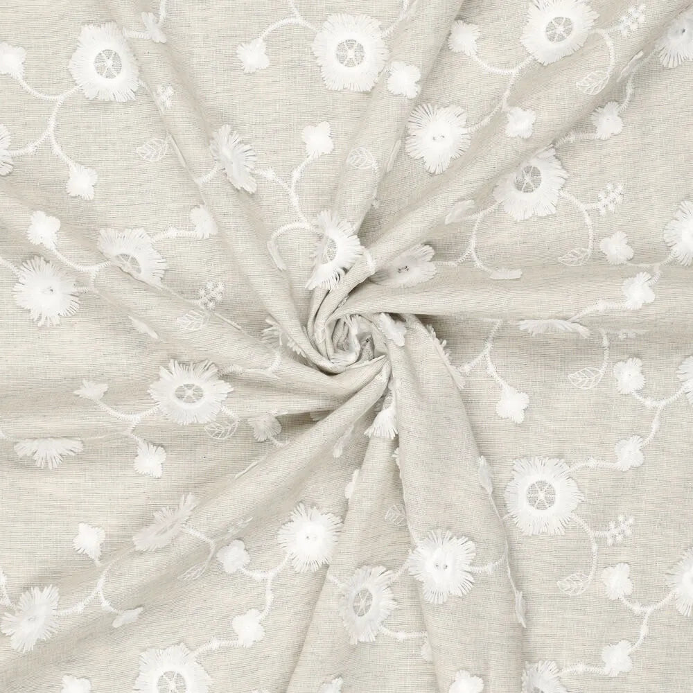 Izšūts kokvilnas audums - balti ziedi uz dabīga fona 120 g/m²